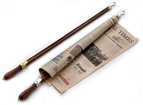 Asta portagiornali serie Lux quadra in legno e ottone.